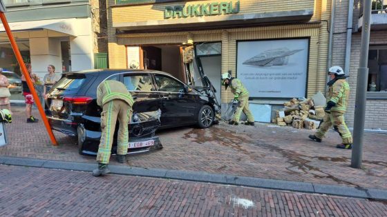 Auto rijdt gevel van drukkerij Surdiacourt in, bestuurder werd mogelijk onwel
