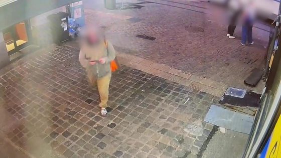 Beelden tonen hoe verdachte na moord op OCMW-medewerker Erik (56) rustig door drukke Gentse binnenstad wandelt en geld afhaalt
