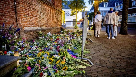 Bloemen bij de kerk tijdens de Feestweek Abcoude. De organisatie van de feestweek heeft besloten het programma aan te passen naar aanleiding van de dood van de 17-jarige dorpsgenoot Lisa. 