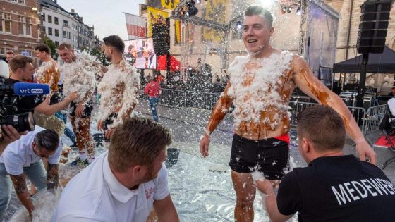 Met pek en veren en één droom door Dendermonde: “Het ziet er belachelijk uit, ja. Maar het is een ongelofelijke eer dat ik dit mag doen” - Nieuwsblad