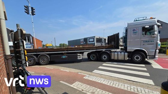 Fietser (30) in levensgevaar na dodehoekongeval met vrachtwagen in Stekene