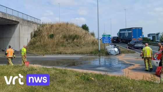 Auto's slippen nadat vrachtwagen 2 vaten met chemische producten heeft verloren in Gits - VRT