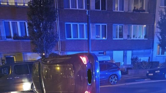 Dronken bestuurster (34) ramt geparkeerde wagens en belandt met Mercedes op flank