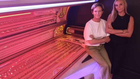 Els (58) heropent zonnecenter met ‘beautylampen’: “Vroeger wilden mensen bruin worden, dat is vandaag al lang niet meer zo”