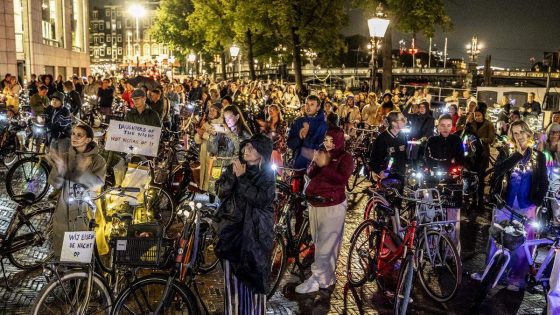 Veel emoties bij nachtelijk protest na moord op Lisa (17): ’Ineens had ik twee mannen achter me aan’ - De Telegraaf