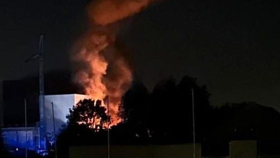Felle brand na explosies legt kantoorgebouw van afvalintercommunale in de as