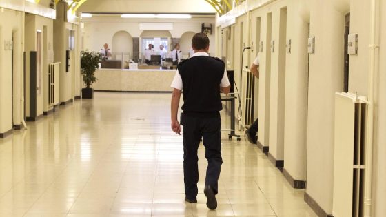“Hallucinant”: gedetineerde die derde matras in zijn cel weigert, mag als straf familie niet zien