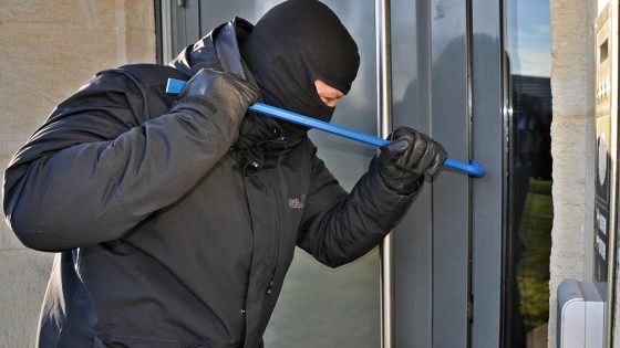 Bewoner ligt in ziekenhuis en krijgt af te rekenen met inbrekers