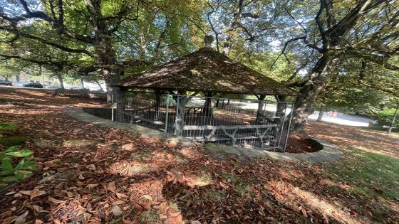 Gezien: kiosk aan Hamoirlaan in Schaarbeek afgesloten met hekken