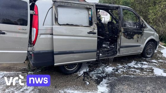 Werknemers van bedrijf in Lo-Reninge duwen brandende bestelwagen weg van gebouw: schade blijft beperkt
