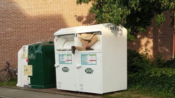 Man haalt halsbrekende toeren uit in textielcontainer: “Zo zijn al mensen gestorven”