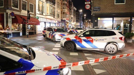 In de Utrechtsestraat in Amsterdam is een man zwaargewond geraakt bij een steekpartij.