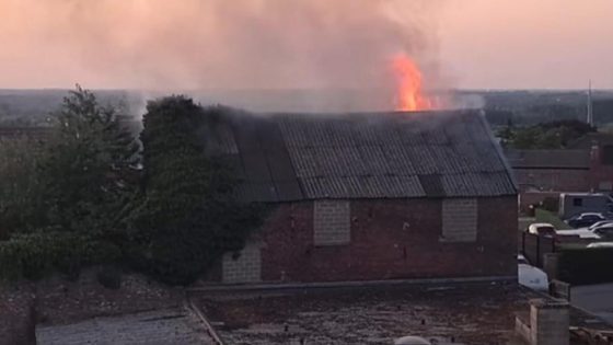 Uitslaande schuurbrand in Borgloon: vlammen slaan uit dak