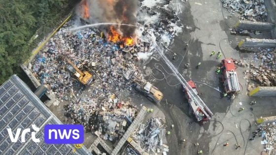 Brand in afvalverwerkend bedrijf Anderlecht veroorzaakt grote rookpluim, ook treinverkeer vanuit Gent verstoord