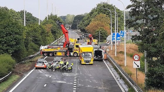 Tankwagen ligt dwars over E313 richting Antwerpen na crash: snelweg nog uren afgesloten