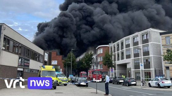 Zware brand in magazijn in Merksem nog niet volledig geblust: "Brandhaarden onder puin moeilijk te bereiken"