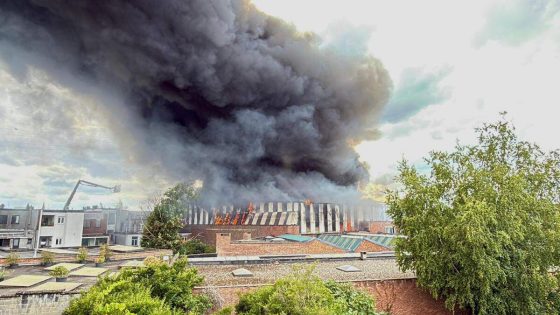Magazijnbrand in Merksem eindelijk geblust: brandweer verlaat het terrein - GVA