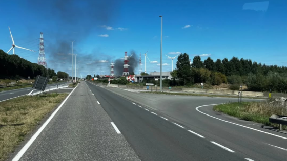 Afvalbrand in de Gentse haven: zwarte rookpluim van ver te zien, en brandweer moet uren blussen