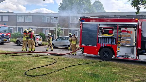 Grote woningbrand in Hengelo, rook tot in Enschede zichtbaar