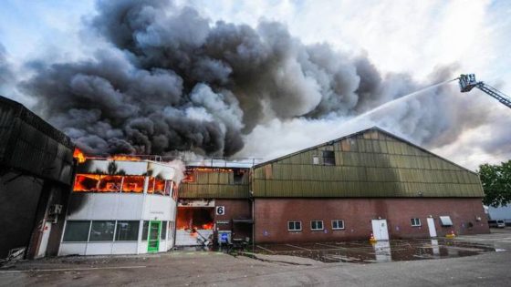 Grote brand bij afvalverwerker in Deurne onder controle, nog wel rook
