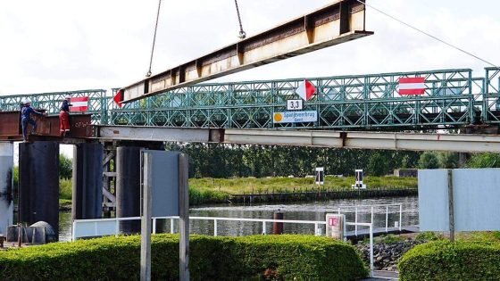 Metalen brug over Moervaart wordt na 50 jaar vervangen: auto’s moeten omrijden, fietsers en voetgangers krijgen eigen brug