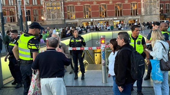 De metrohalte Amsterdam Centraal Station werd donderdagavond een tijdlang op voorzorg gesloten voor alle reizigers, nadat er een verdacht pakketje was gevonden. 