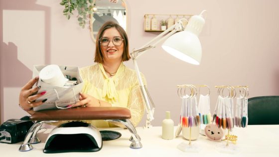 Nieuwe wetgeving kost nagelstyliste Zoë (19) 2.000 euro aan gellak: “En daar blijft het niet bij, ik ga heel wat klanten verliezen”