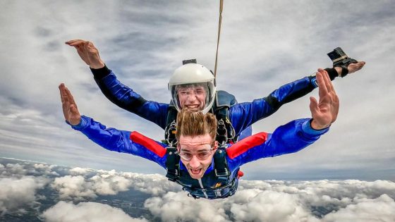 Niels Jongen interviewt startende ondernemers tijdens het skydiven voor zijn podcast 'Jong en Gedreven'