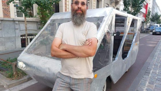 Je mag ermee door knips rijden en overal gratis parkeren: Stefaan (46) verkoopt zijn aluminium ‘autofiets’