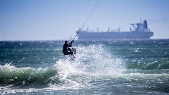 Schepen verrast door kitesurfers die Kanaal oversteken