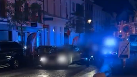 Beelden tonen hoe bestuurder plankgas geeft terwijl hij onder schot wordt gehouden door politie bij Lokerse Feesten: passagier gevat, bestuurder voortvluchtig