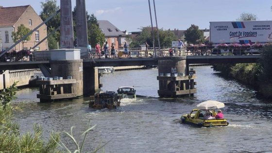 IN BEELD. Amfibieboten uit elf landen bevaren de Leie in Deinze - Nieuwsblad