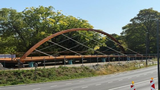 Gezien: nieuwe fietsbrug ligt klaar langs de A12 aan Dikke Linde