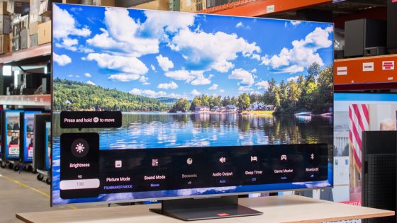TCL QM8K Picture
