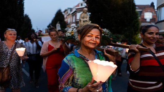 Duizendtal gelovigen op straat voor kaarsjesprocessie in Jette