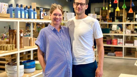 “Onze boeketten verkopen het allerbeste, dat zijn echt binnentrekkers”: Joost en hoogzwangere Maaike openen cadeauwinkel in drankenhandel