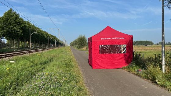 Overleden wandelaar (69) aangetroffen langs straat: wetsdokter moet doodsoorzaak achterhalen