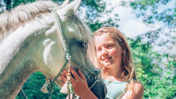 Vrienden en familie in rouw nadat Jules (11) overlijdt na val met pony: “Ze is gestorven tijdens hetgeen ze het liefste deed” - Nieuwsblad