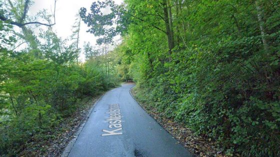Nederlandse wielertoerist (71) maakt fatale val in bocht in Voeren - Nieuwsblad