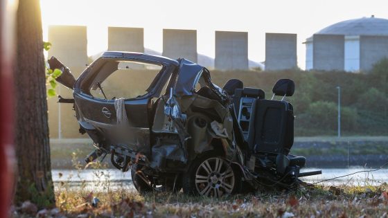 Auto breekt na botsing in tweeën, bestuurder overleden