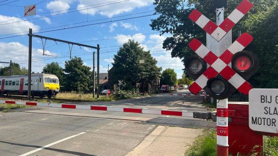 Auto weggeslingerd na lichte aanrijding door trein op overweg: twee uur geen treinverkeer tussen Herentals en Mol