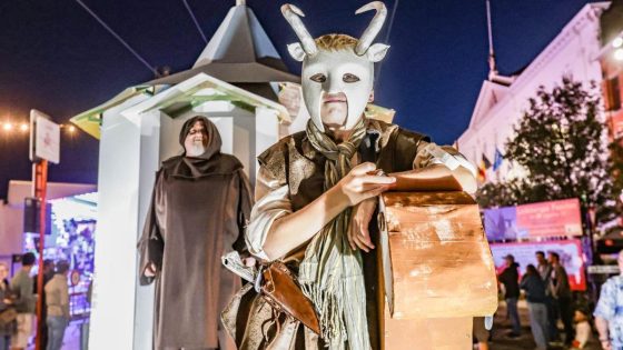 IN BEELD. Het paard van Troje, de Bokkenrijders en een vleugje Halloween: Lichtstoet trekt door de straten