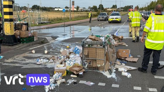 Turnhoutsebaan in Wijnegem bezaaid met yoghurt en pudding:
brandweer uren in de weer nadat vrachtwagen lading is verloren