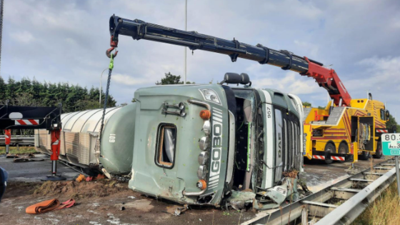 UPDATE. Gekantelde tankwagen blokkeert E313: Duitse chauffeur buiten levensgevaar