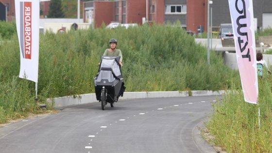 Kilometers fietsen zonder één auto te kruisen: nieuwe fietssnelweg ingehuldigd langs R4