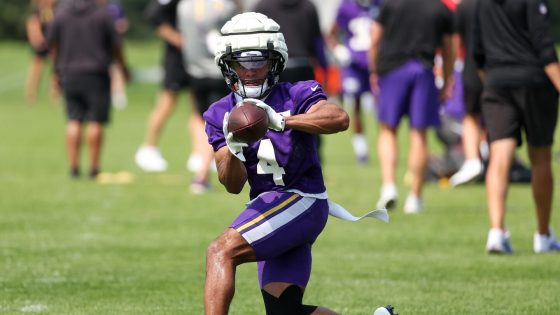 Vikings WR Rondale Moore carted off with leg injury