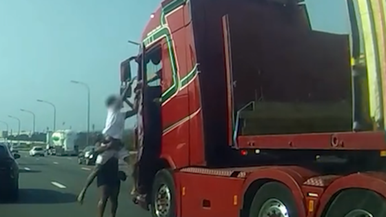 Wegpiraat beklimt cabine van vrachtwagen op E19 om klappen uit te delen aan chauffeur
