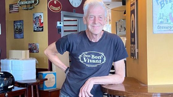 Willy (75) opent voor de 20ste keer een café: “Als ik het beu ben, begin ik gewoon opnieuw”