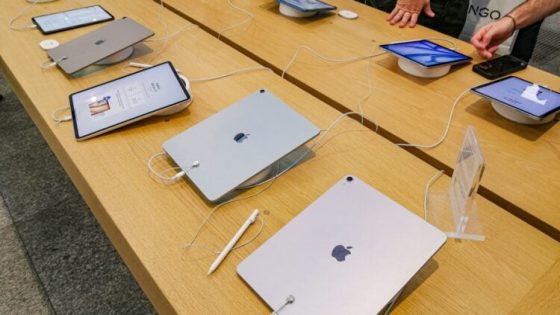 “Scratchgate”: Apple Stock (NASDAQ:AAPL) Slips as iPhone 17 Models Prove Oddly Delicate