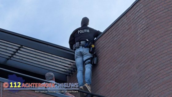 Arrestatieteam haalt verwarde man van dak aan op De Veentjes in Doetinchem